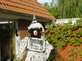 Maske vom Phantom der Oper, Kopfbedekung mit Eifelturm in s/w. Stoff mit Noten bedruckt. Kopfbedeckung mit Klaviertastatur.